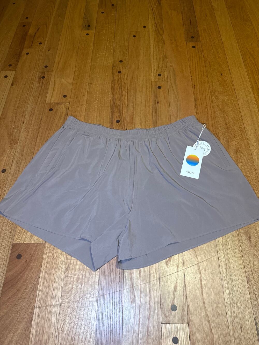 NEW Vuori Villa Everyday Shorts Women XL Sorrel Brown Lightweight Athletic